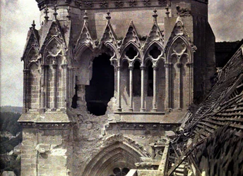 Daños por bombas en la Catedral de Saint-Gervais-et-Saint-Protais, Soissons, Aisne, Francia, 1917